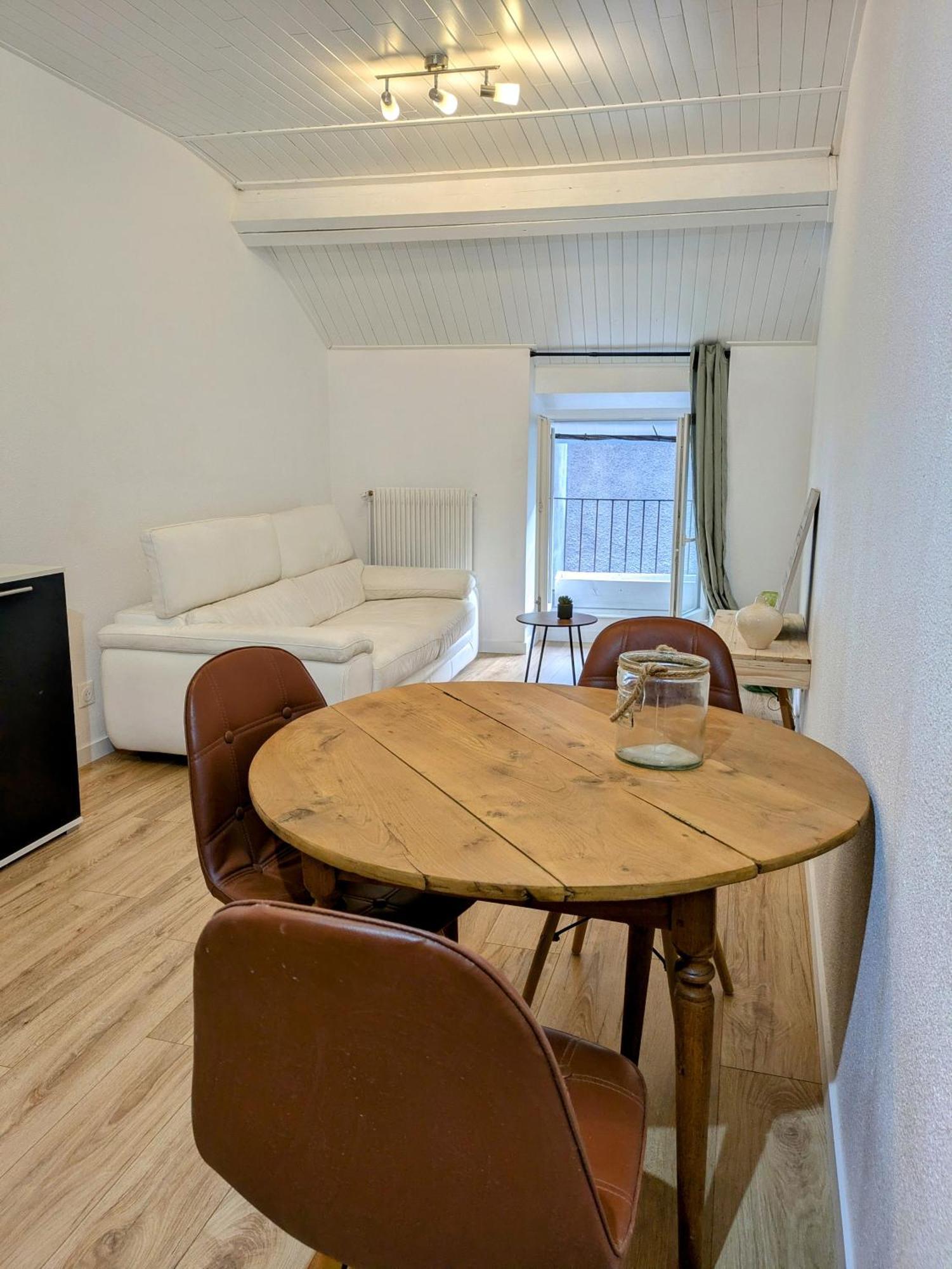 Sous La Tour Apartment Poligny  Exterior foto