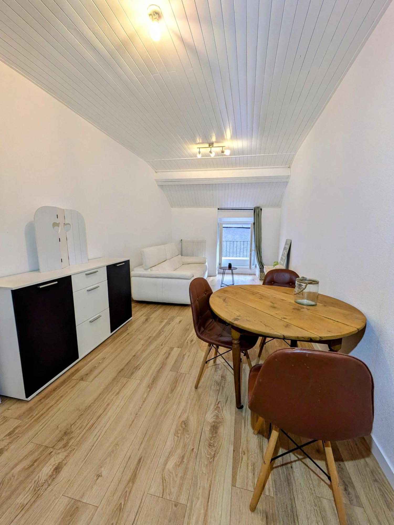 Sous La Tour Apartment Poligny  Exterior foto