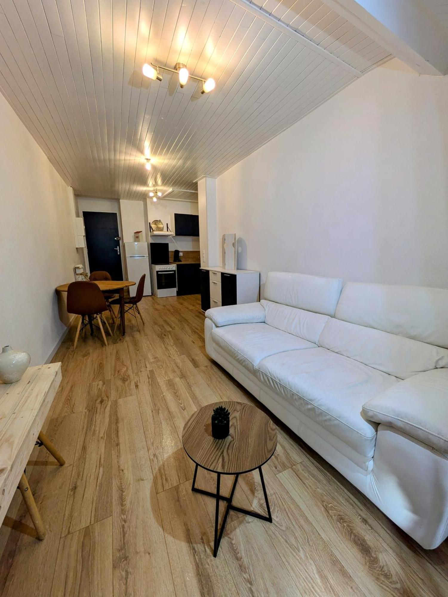 Sous La Tour Apartment Poligny  Exterior foto