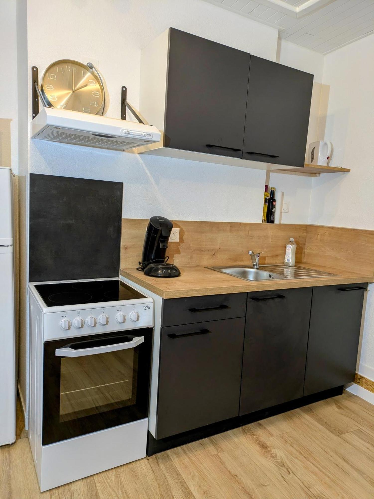 Sous La Tour Apartment Poligny  Exterior foto