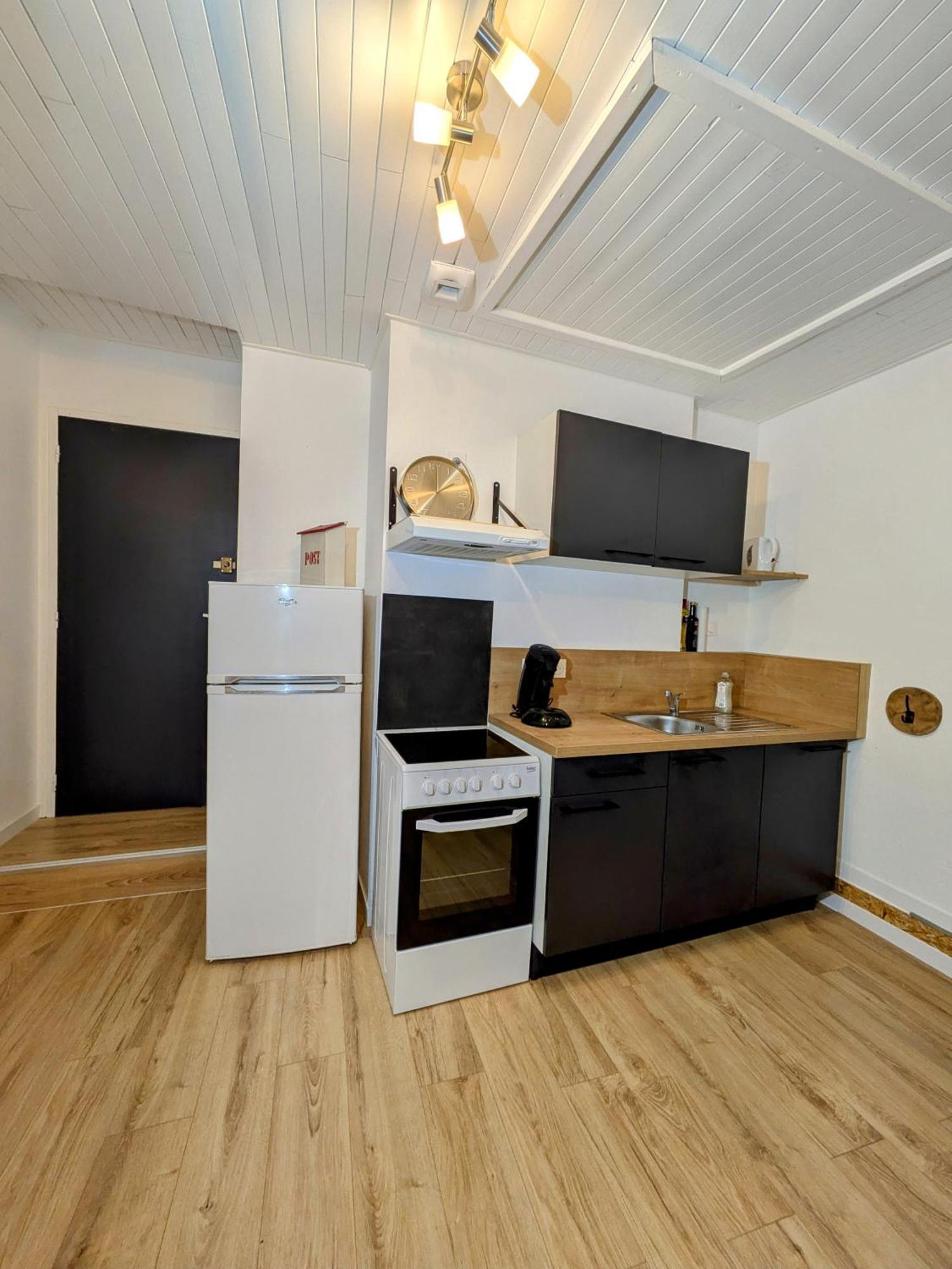 Sous La Tour Apartment Poligny  Exterior foto